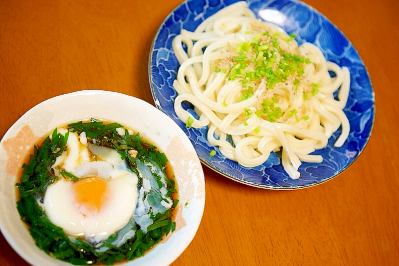 半熟卵とニラだれのつけうどん