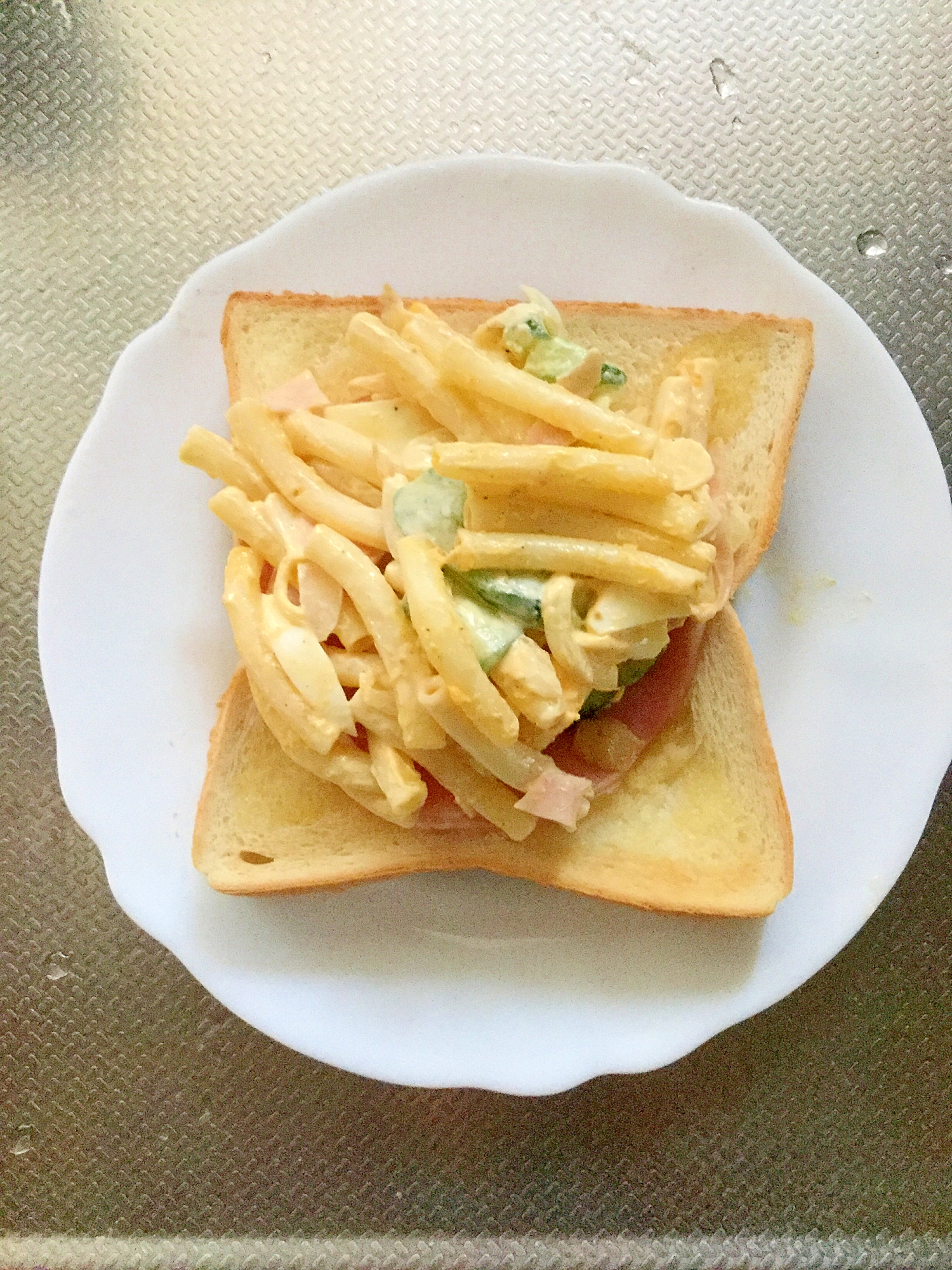 マカロニサラダとハムの食パンサンド。