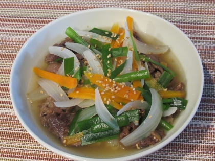 牛肉にしっかりと味付けされているので、シンプルなスープを注ぐと丁度良い仕上がりですね(^_-)-☆
あっさりとしていて、野菜もたっぷり！
美味しく頂きました♪