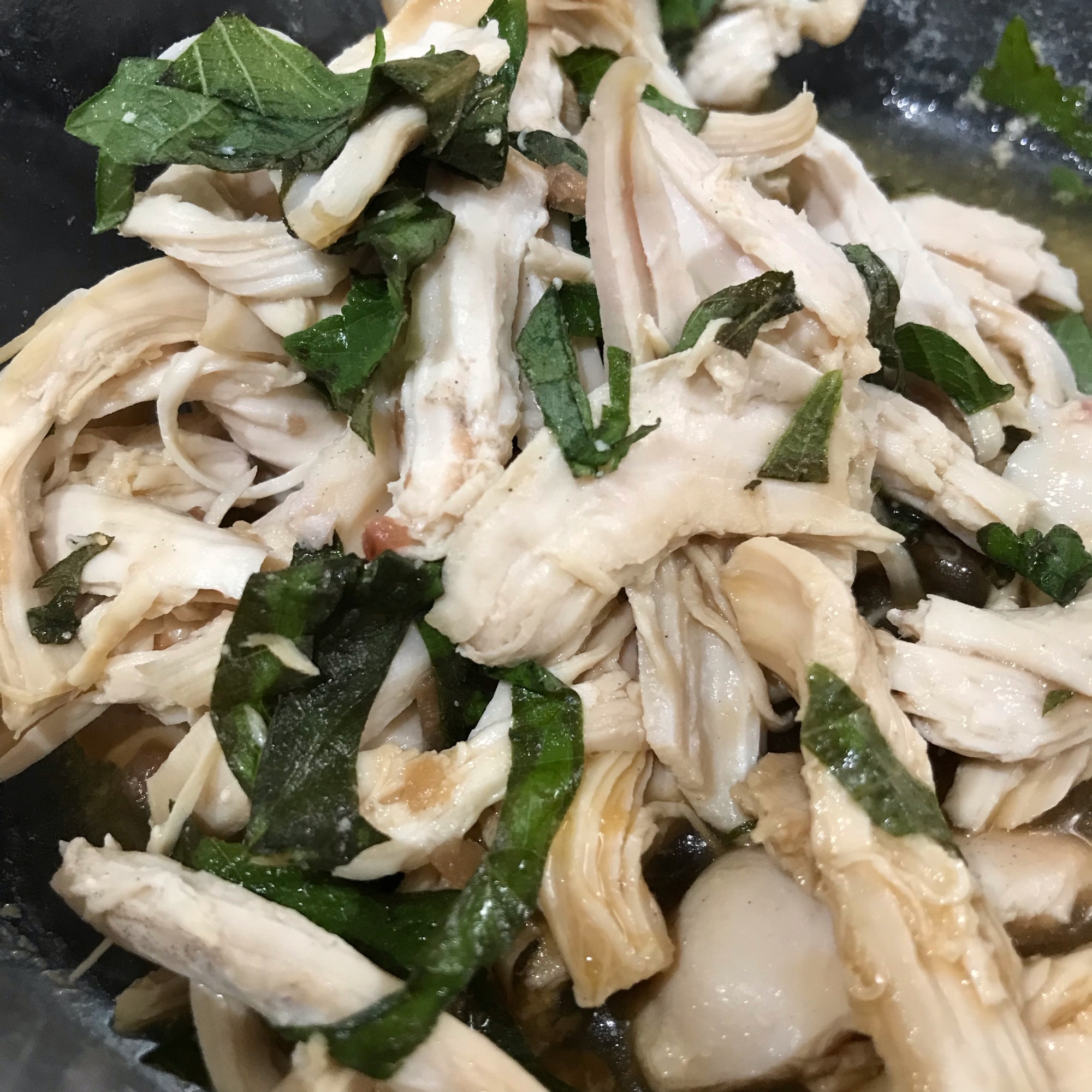 さっぱり味のレンジ蒸し鶏梅シソ和え