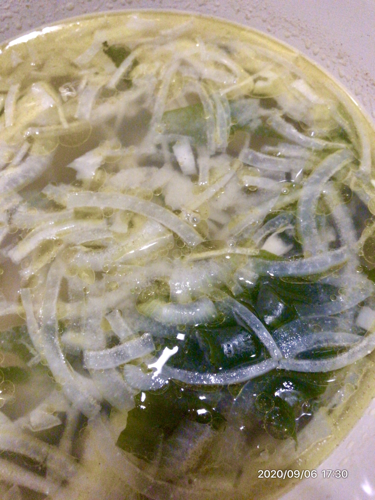 ズボラレシピ！ワカメと玉ねぎの味噌スープ