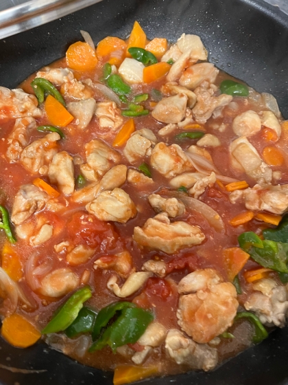 フライパンで簡単！鶏肉と野菜のトマト缶煮込み