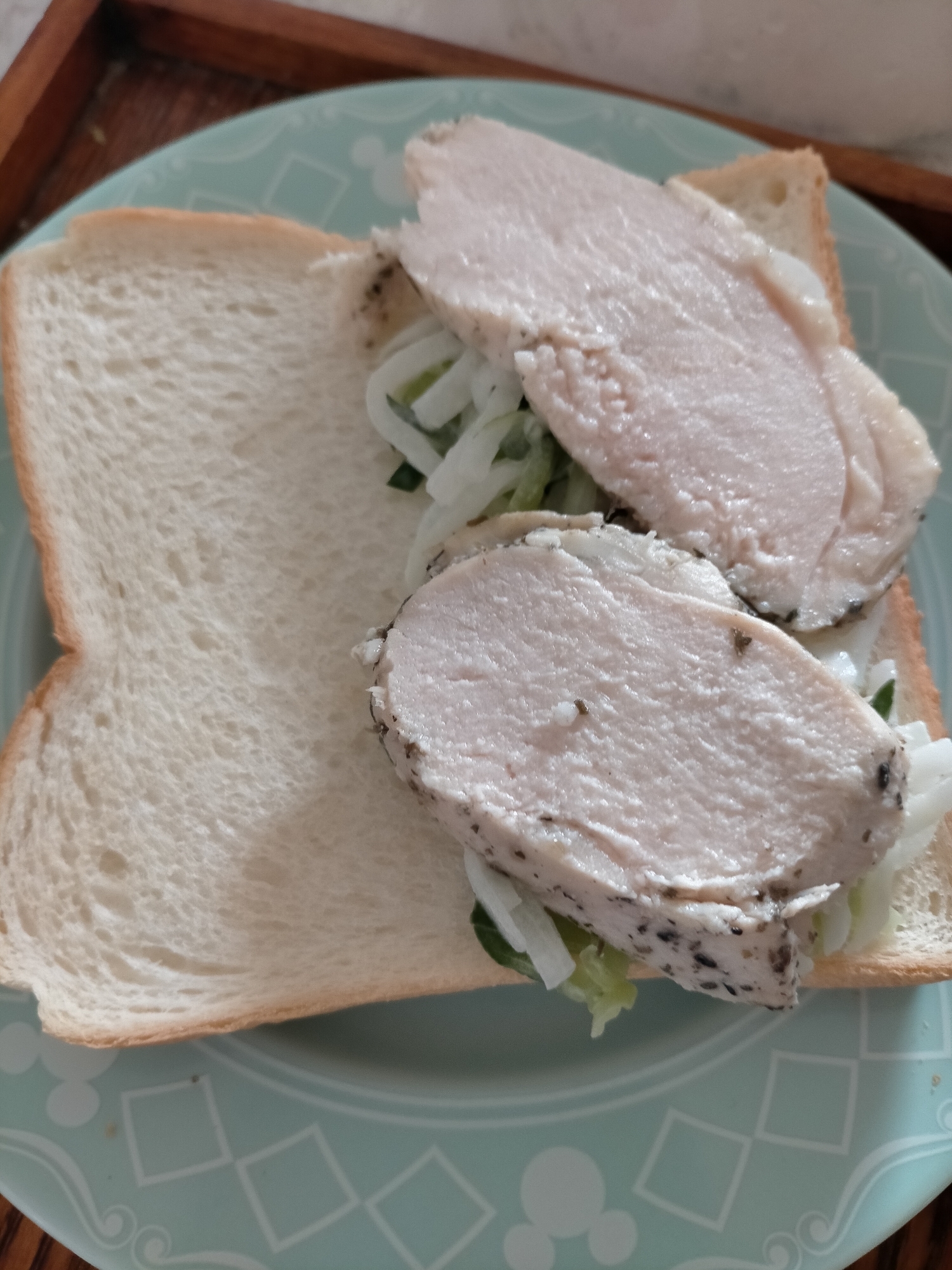 サラダチキンと大根ときゅうりのサンドイッチ