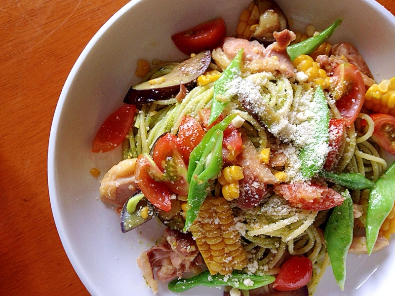 サルサヴェルデと夏野菜、チキンのパスタ