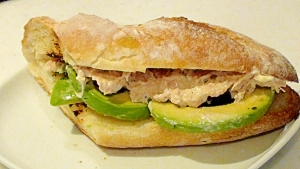 アボカドとツナのサンドイッチ