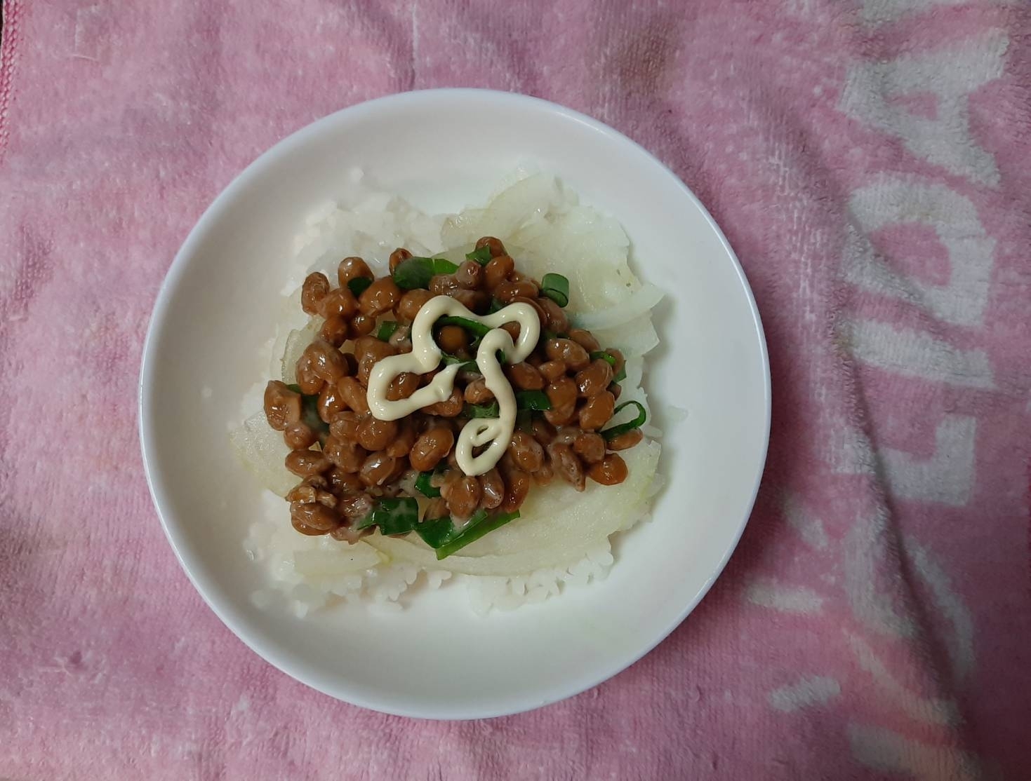 新玉ねぎのせた納豆丼