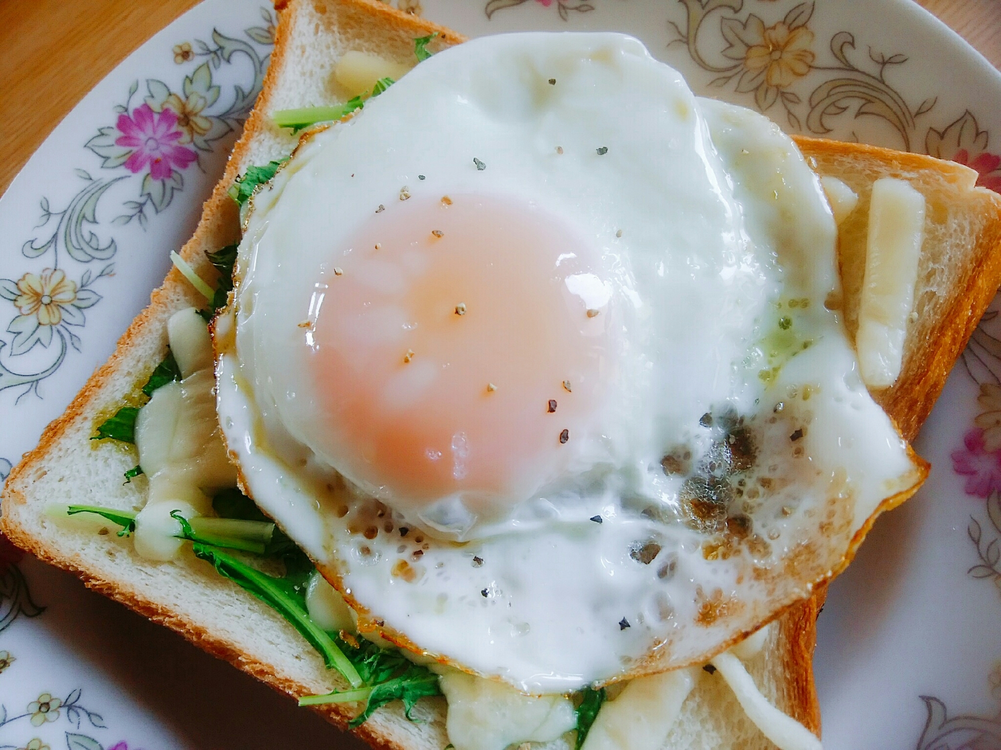 水菜とチーズと目玉焼きのトースト