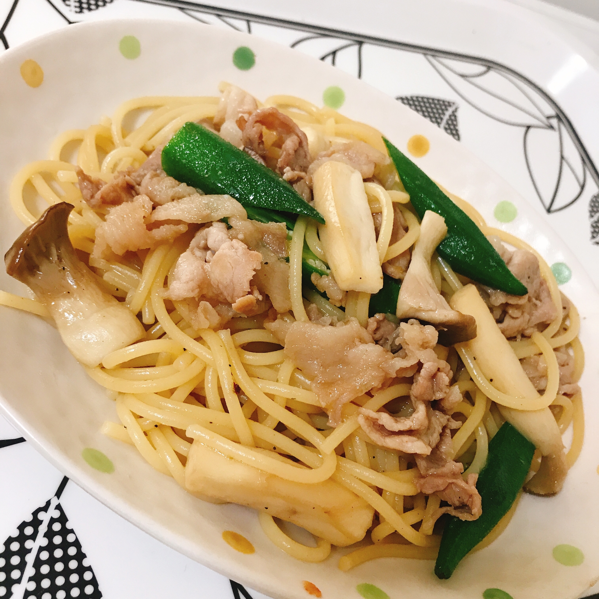 白い皿に盛り付けただし醤油と柚子こしょうのパスタ