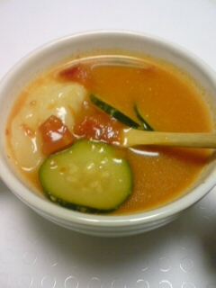 切り餅とズッキーニのトマト味噌スープ