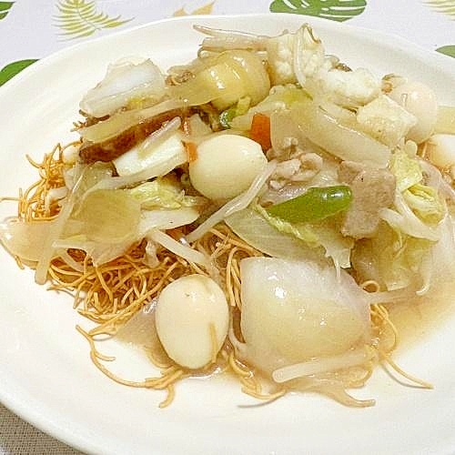 冷蔵庫の半端品も入れて具沢山かた焼きそば(市販品)