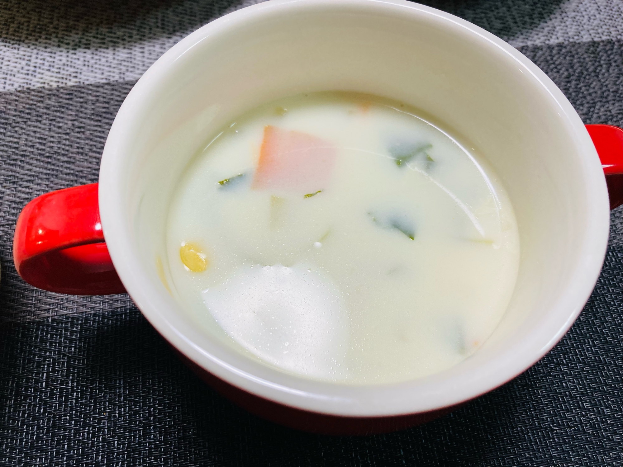 優しい甘さ♡セロリの白味噌ミルクスープ