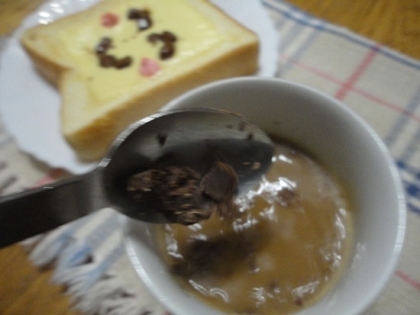 小太郎ちゃまの「チョコでお絵かき」トーストで使ったあまりのチョコで
作ってみたヨン。荒く刻んでるから溶けやすくておいちー♪
しあわせな週末・・・(^^)ﾎﾟﾜﾝ
