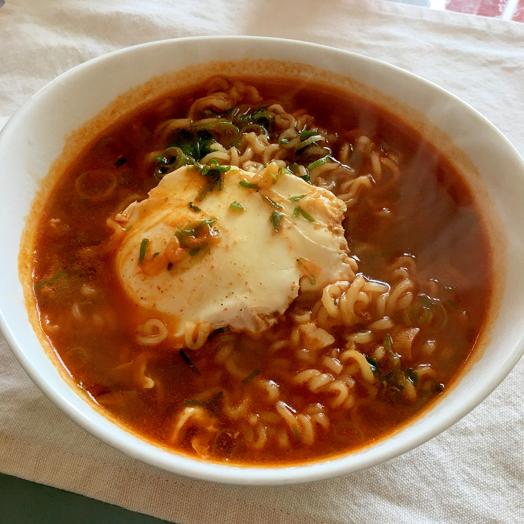 おとし卵と刻みネギたっぷり辛ラーメン