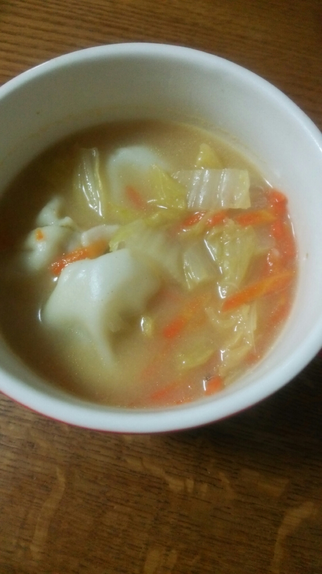 白菜と人参と水餃子の味噌スープ