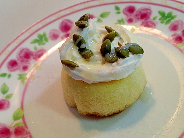 ホイップと南瓜の種のカスタードケーキ