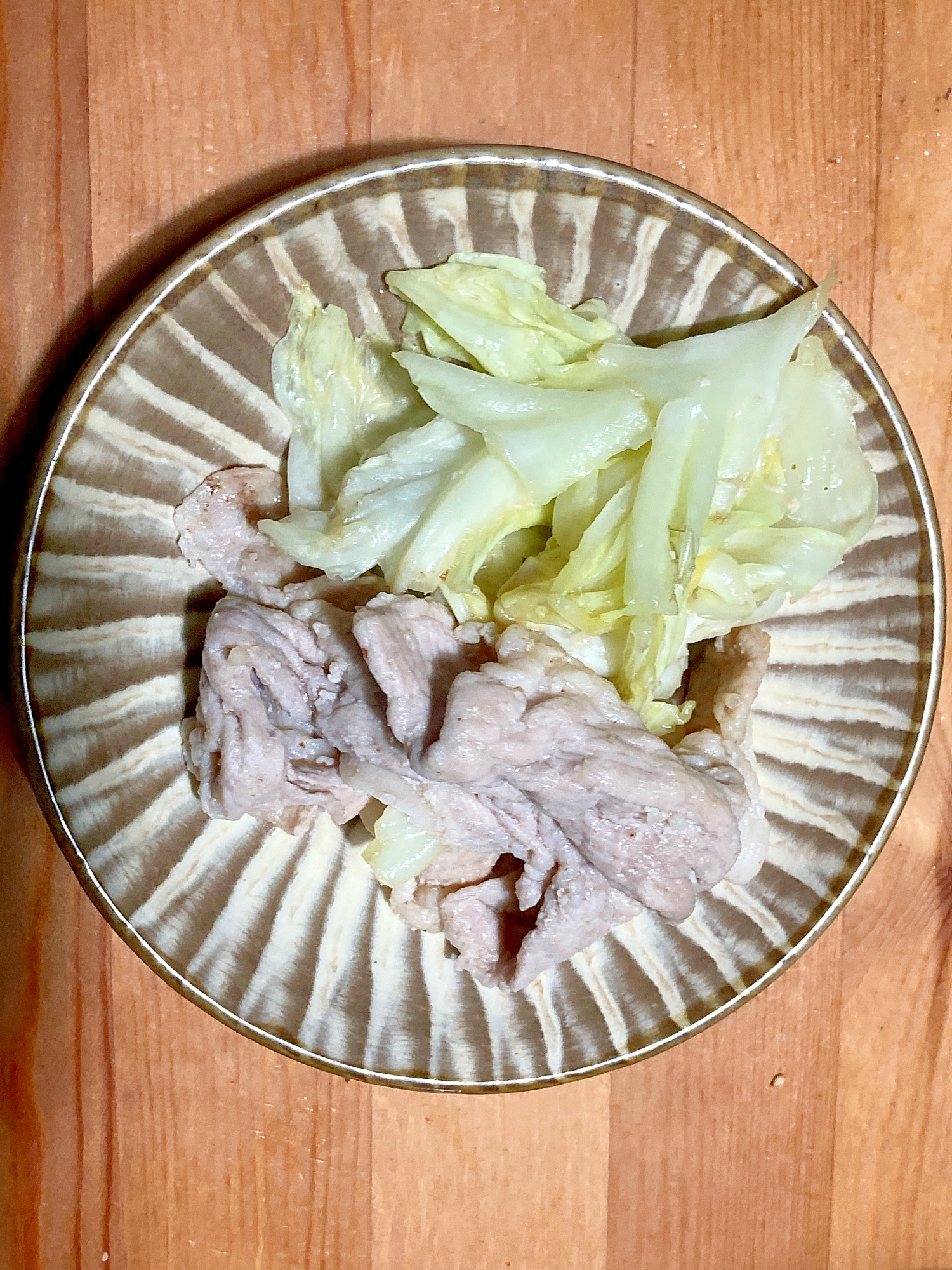 キャベツと豚肉の塩麴炒め