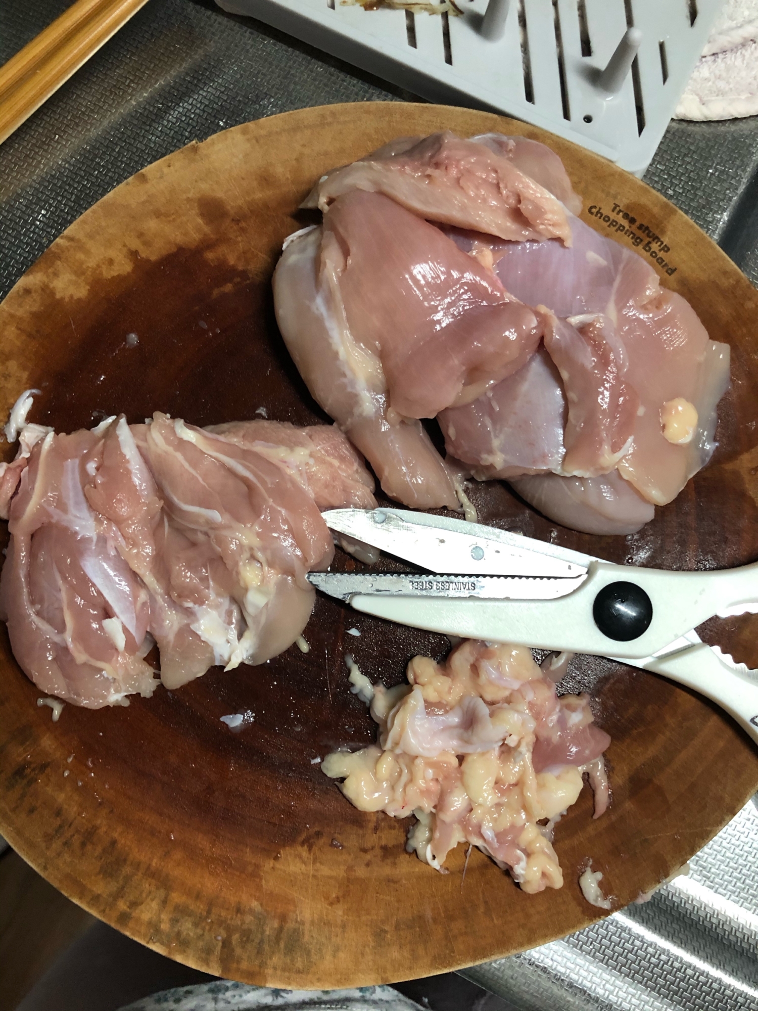 キッチンバサミで鶏肉の脂肪とスジの取り方