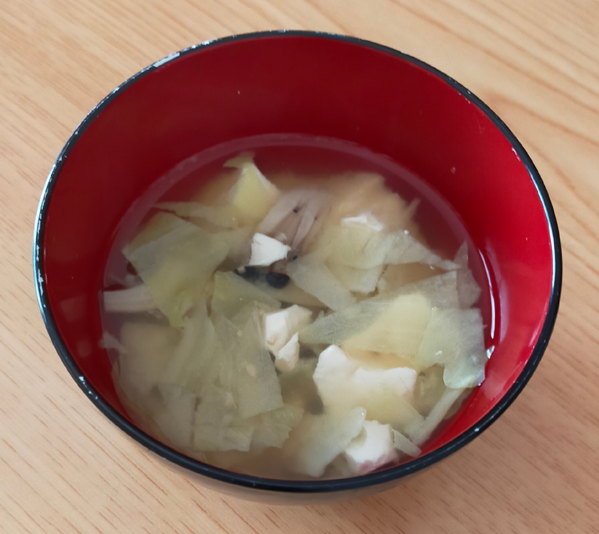 しめじとキャベツと豆腐の味噌汁