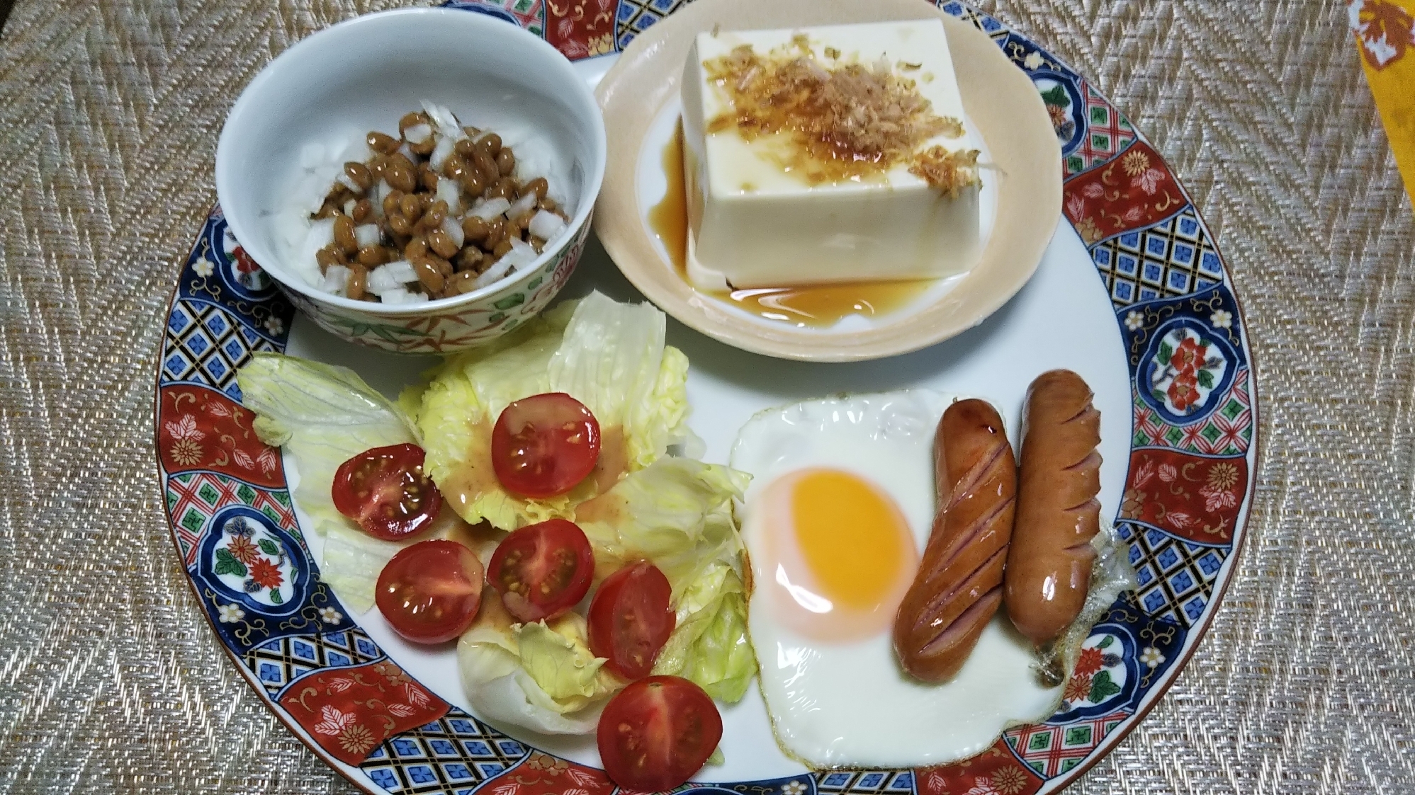 新玉ねぎ納豆とウインナー目玉焼きと冷奴とサラダ☆