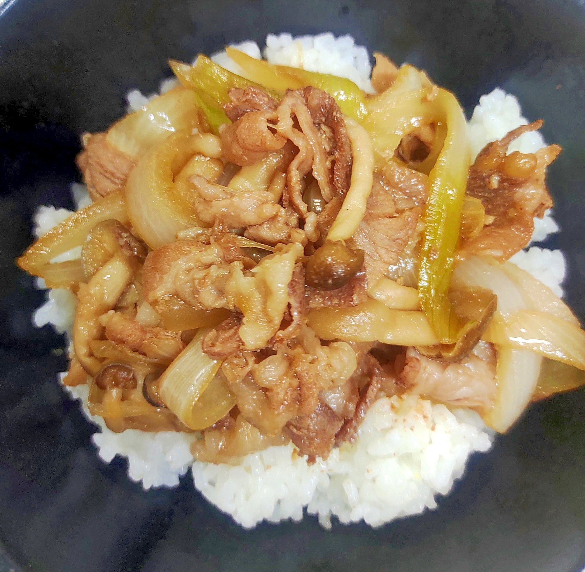 しめじと豚こまのニンニク丼