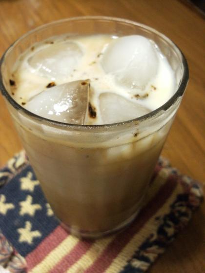 黒糖が入ると普通のラテとはまたちょっと違っておいしいです。
牛乳の注ぎ方ひとつで見た目までキレイですね！