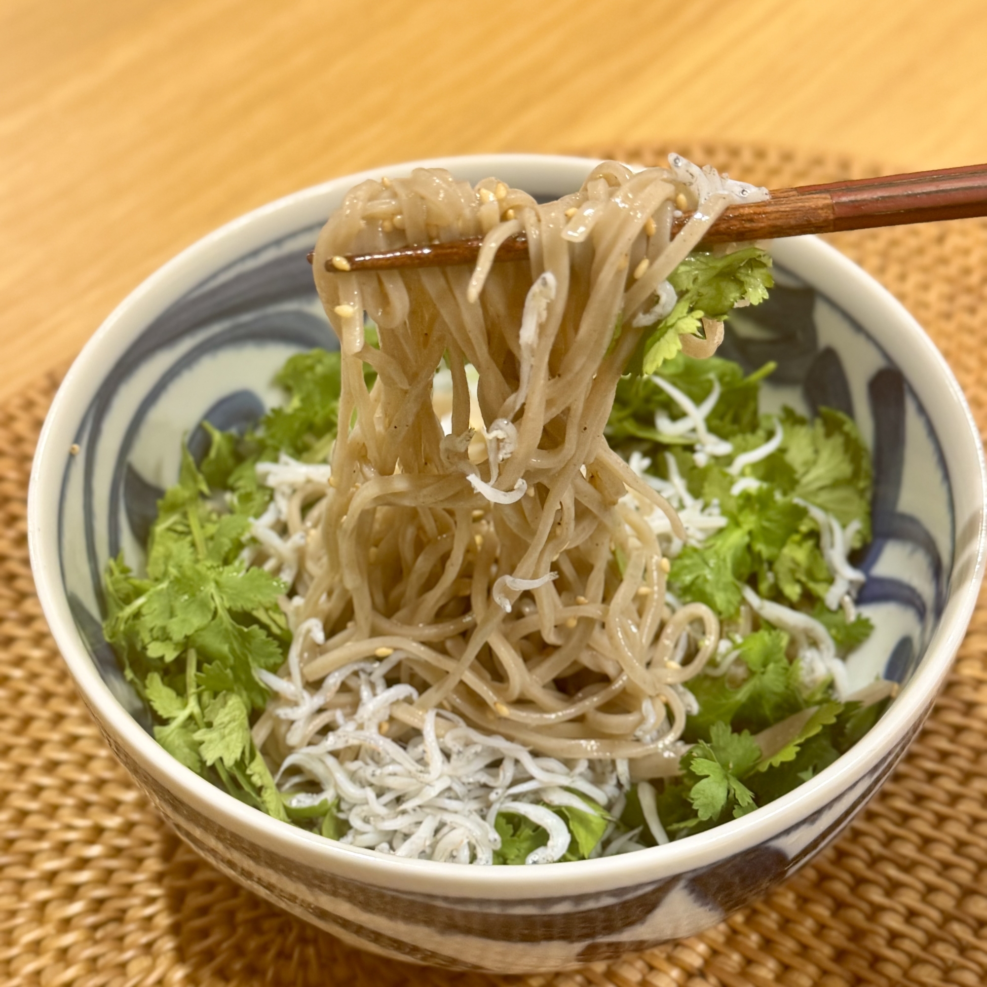 エスニック混ぜ蕎麦 パクチーとしらす