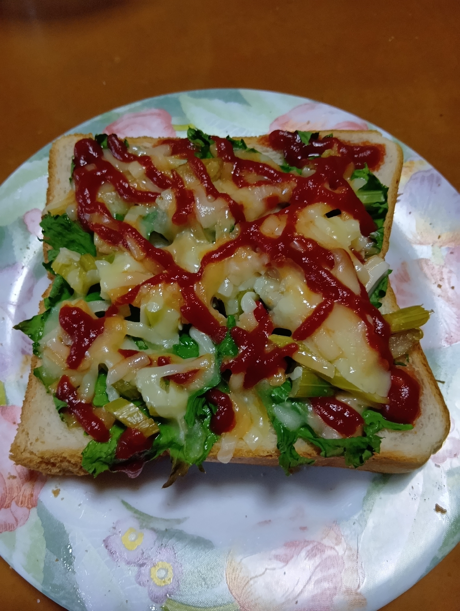 セロリとチーズで！タバスコ風味のピザトースト