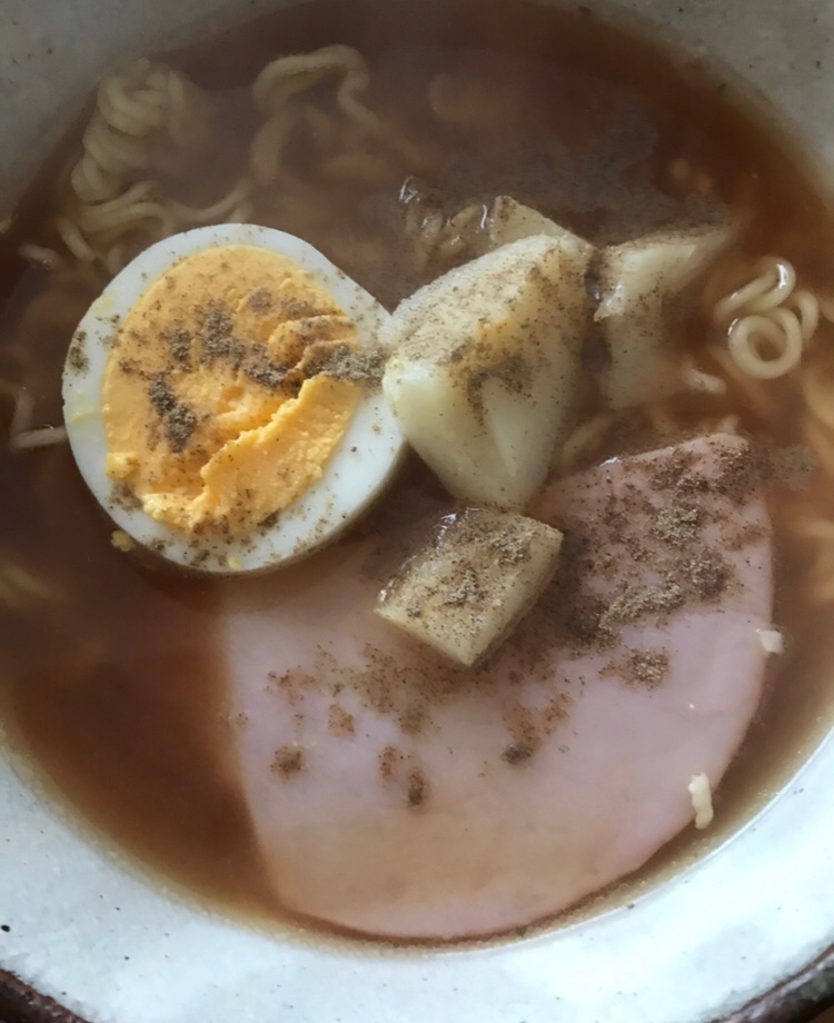 茹で卵とたけのこ、ハムの胡椒たっぷり醤油ラーメン