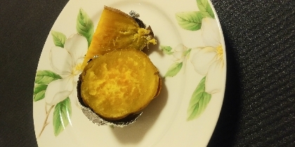 小さめの安納芋(10cm未満)を余熱なし250℃で25分で焼いてみました。甘みか甘みが凝縮されて美味しかったです。