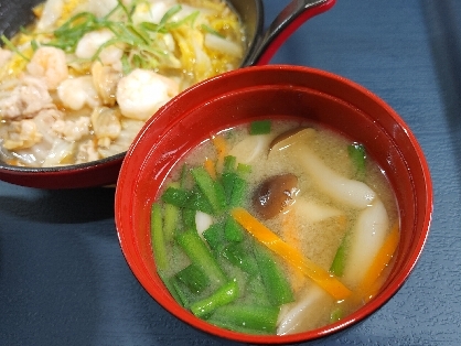 しめじ人参ニラ味噌汁