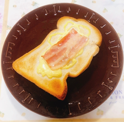 ベーコン粉チーズトースト
