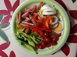 ひろちゃんさん♪冷麺のたれ酸味があってとてもおいしかったです(*^-^*)暑いので冷麺がのどにつるんとたべやすいですね♥素敵なレシピありがとうございます