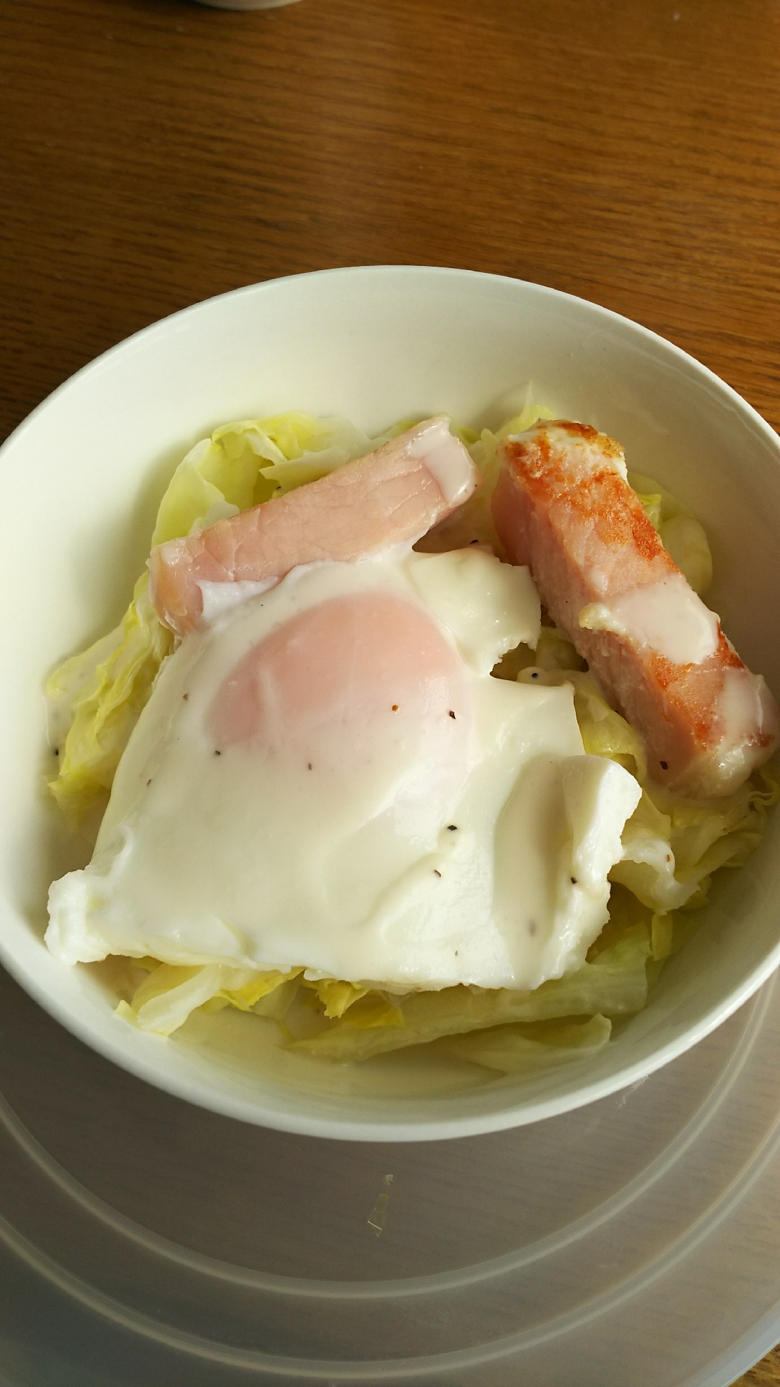 ハムと目玉焼きとキャベツのサラダ