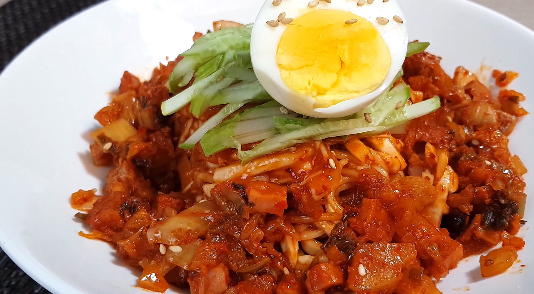 キムチ混ぜ麺　キムチビビンクッス(김치비빔국수)