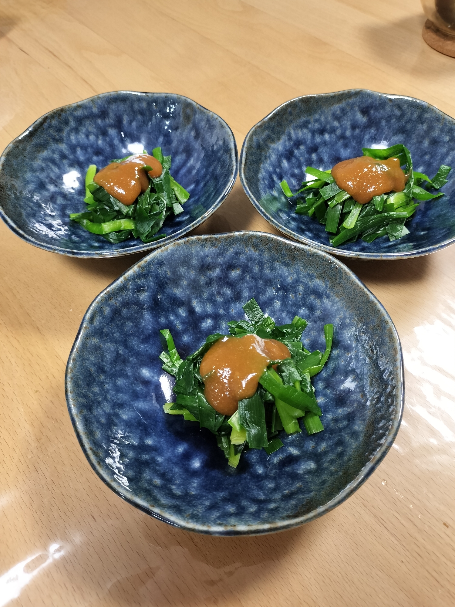 茹でニラの甘みそダレかけ