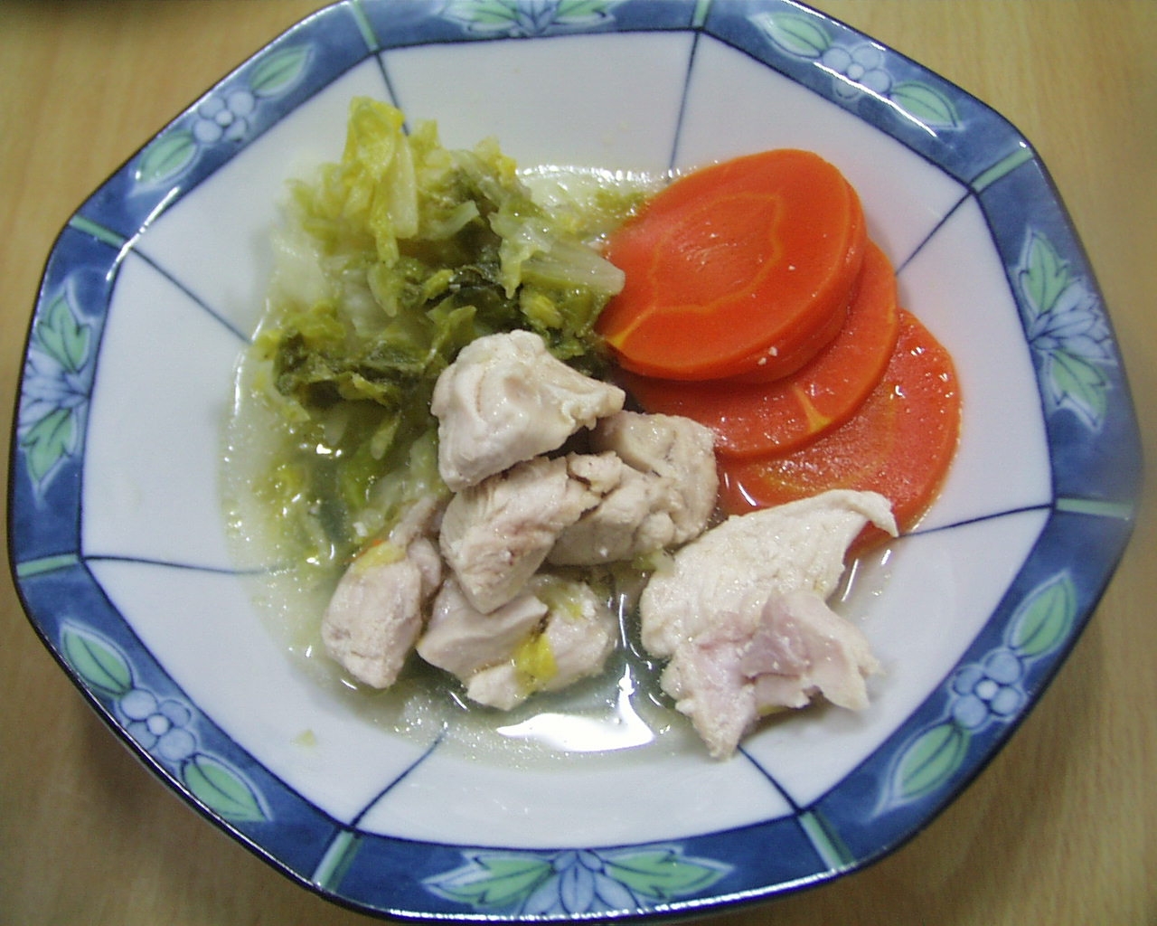 鶏肉、白菜、にんじんの煮びたしの添え物