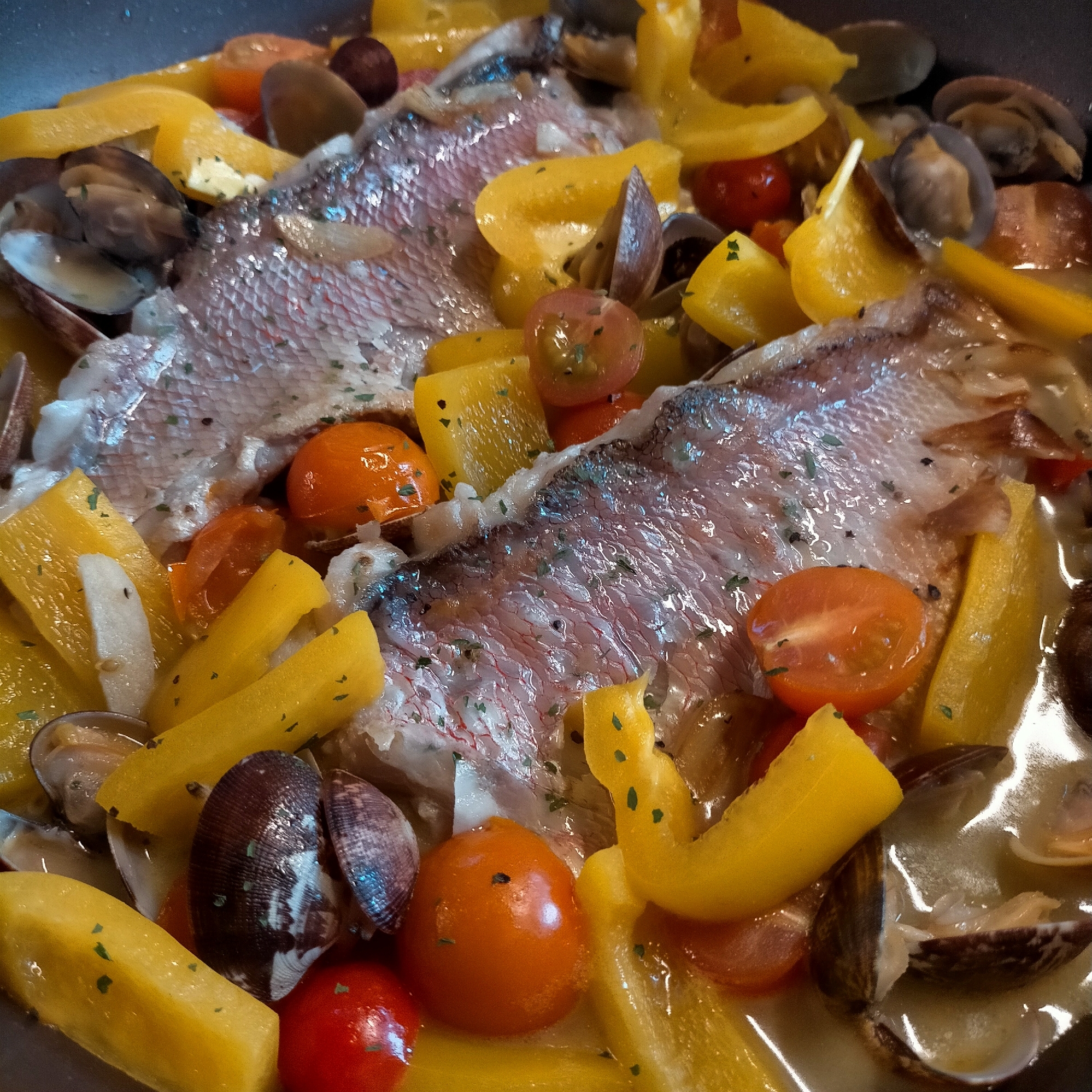 フライパンに入った甘鯛のアクアパッツァ