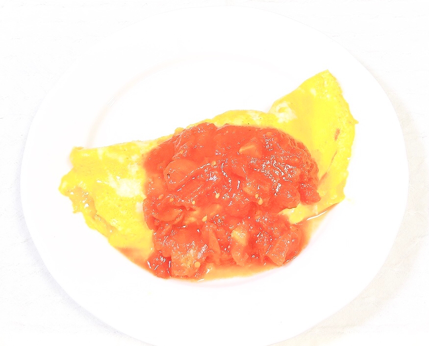 簡単⭐じゃがいもとひき肉のオムレツにトマトソース