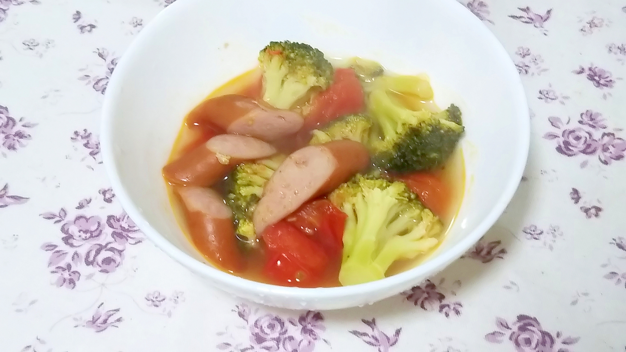 ブロッコリーとウインナーの簡単トマトスープ