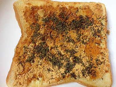 マヨネーズ＆チーズ＆きな粉＆黒ゴマトースト