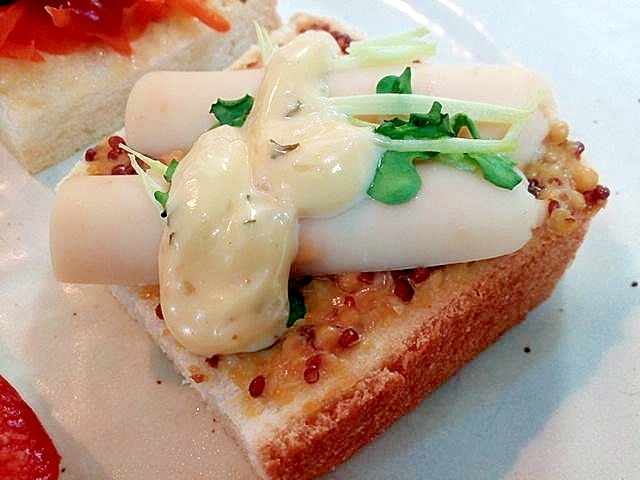 チーズかまぼことかいわれ大根のトースト