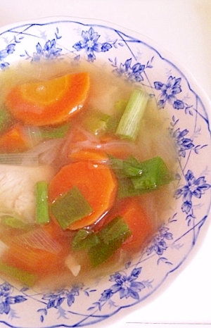 ニンジンとネギの彩り中華スープ