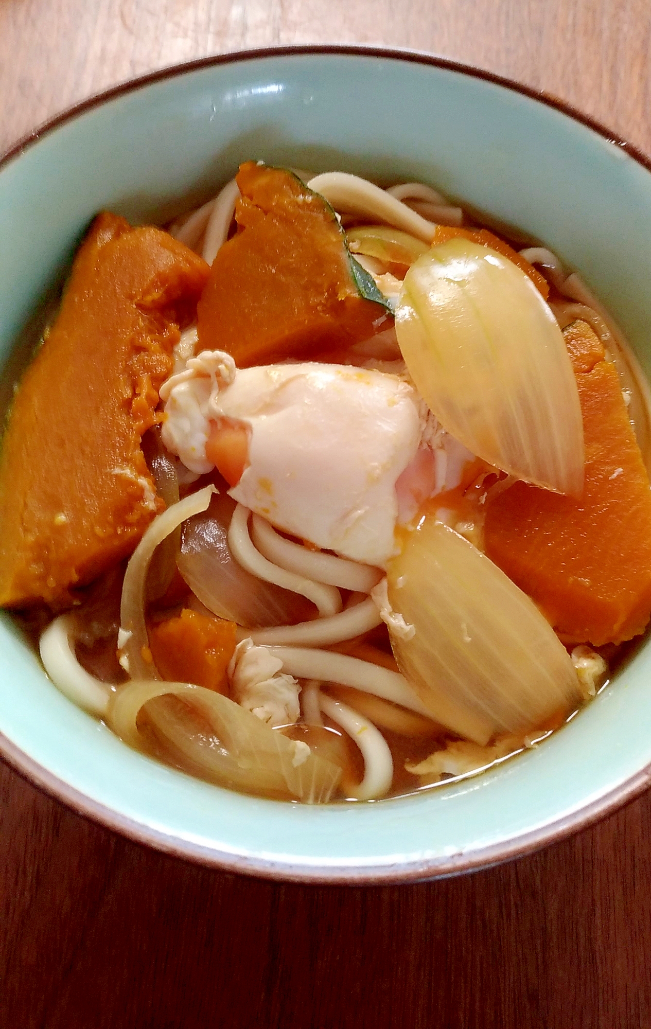 野菜の甘みが美味しい♪落とし卵うどん