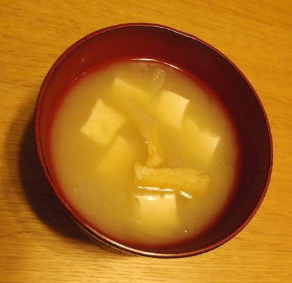 豆腐と油揚げと玉ねぎの味噌汁