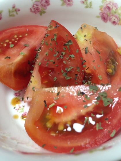 こんばんは〜♡保育士をしている娘が園児達と一緒に育てたトマトで作りました(*^^*)冷んやりトマトで今夜のおつまみにもgood!!グビグビ〜っとごち様でした♡