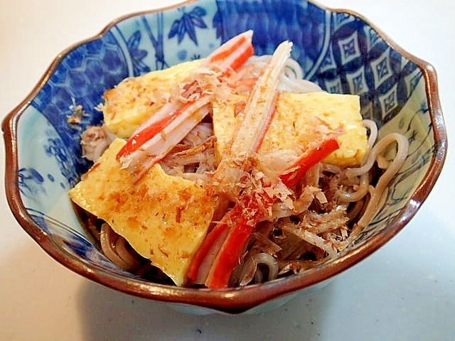 玉子焼きとかにかまとかつお節のお蕎麦（冷）