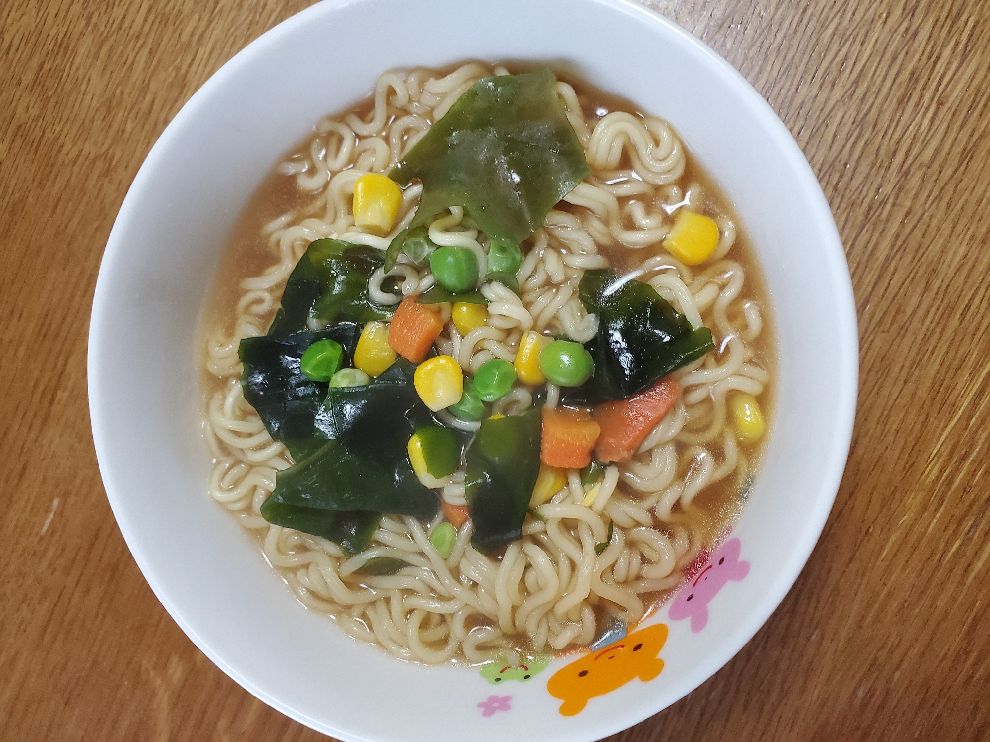 わかめとミックスベジタブルの醤油ラーメン