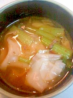 【簡単でヘルシー】小松菜と餃子の皮のスープ