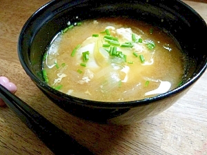 朝食べたい!新玉ねぎと半熟落とし卵の味噌汁