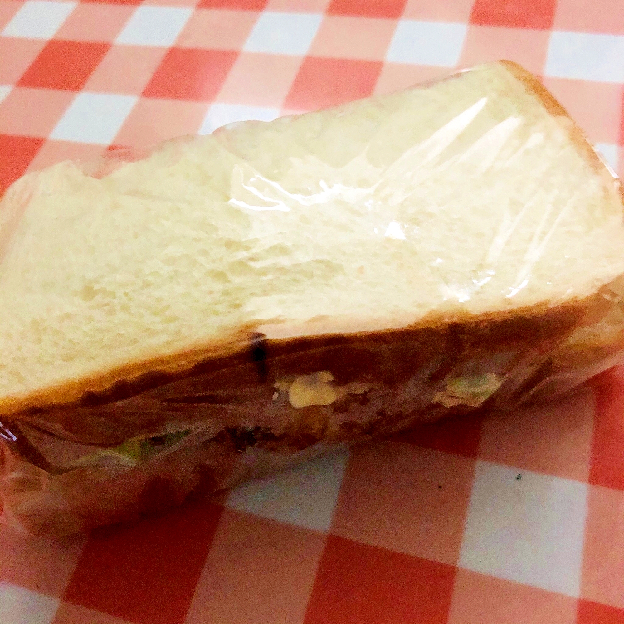 魚肉ソーセージのサンドイッチ